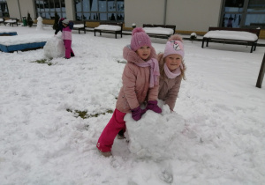 dziewczynki i ich kula śniegowa